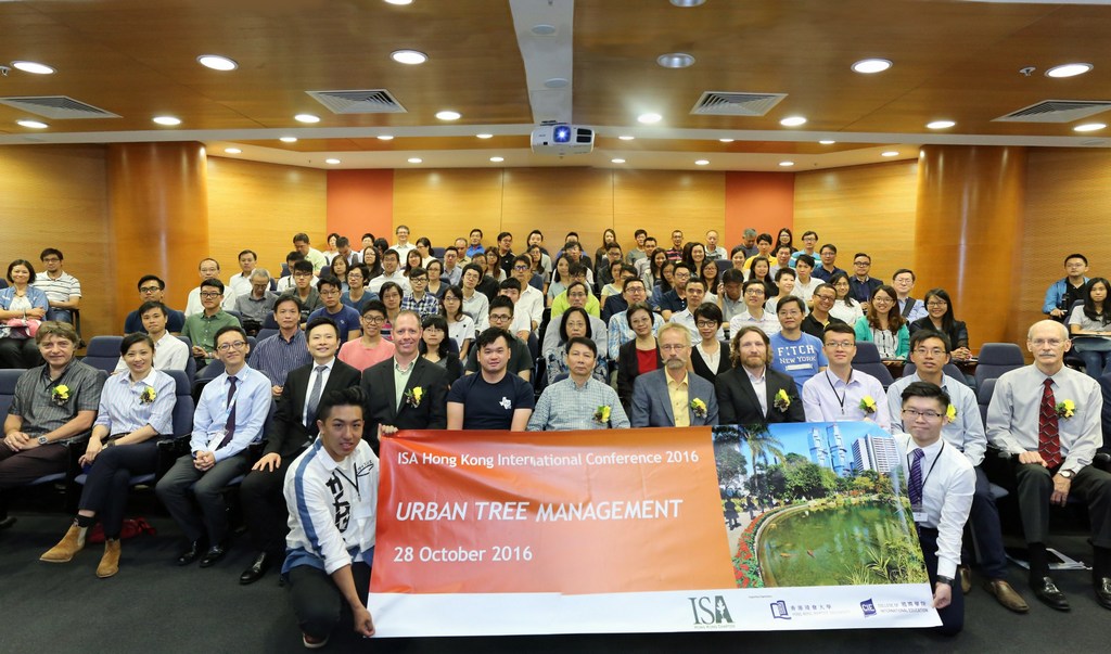 近140位本地樹木管理業內顧問及從業員及就讀浸大「樹木管理」的學生參加「國際樹木學會香港分會國際會議2016」。