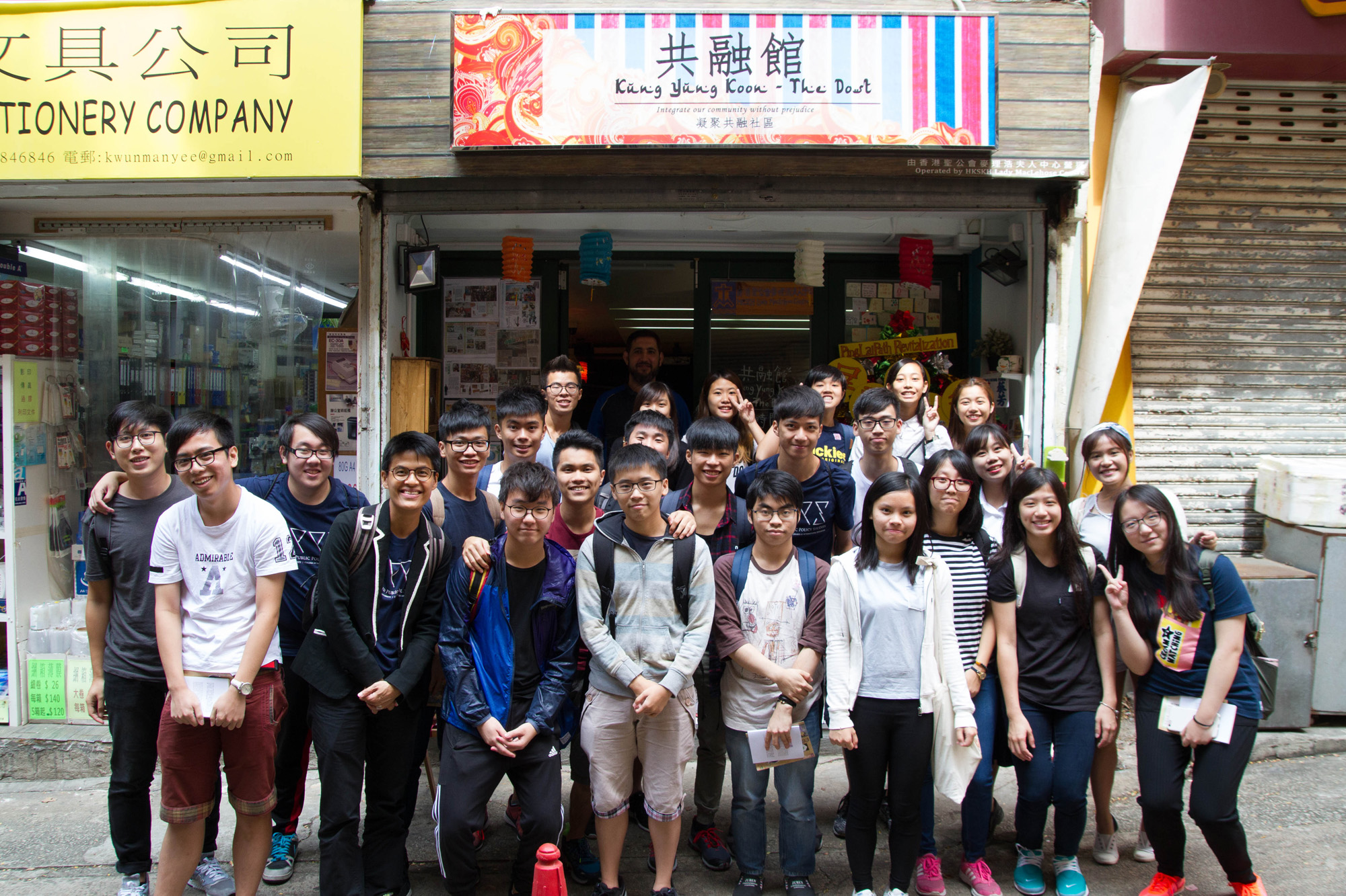 Accompanied by Dr. Francisca Lai (4th from the left), 25 Social and Public Policy Studies students went on tour to the neighbourhood of South Asians in Kwai Chung for intercultural learning.