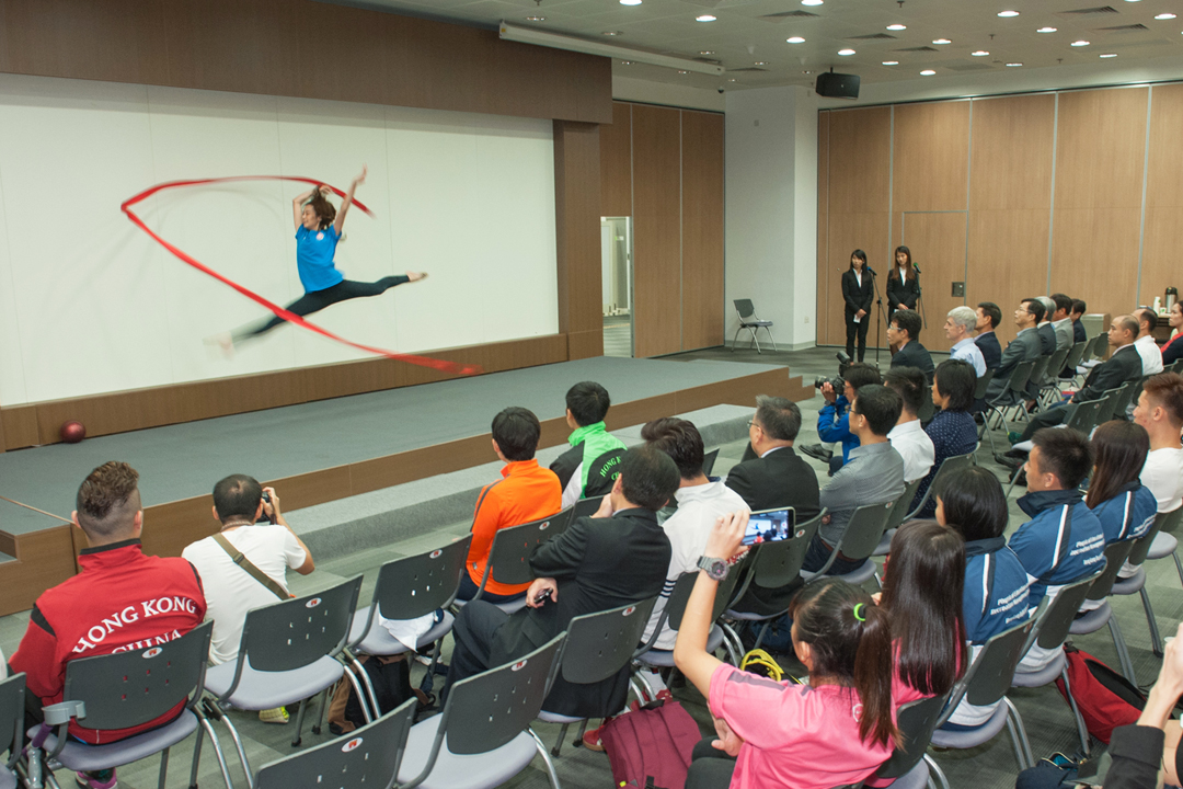 国际学院毕业生王虹茵同学于颁奖礼上为来宾表演艺术体操，一展才华。