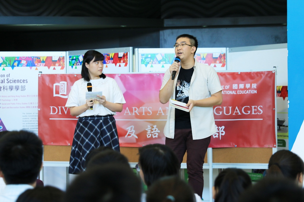 专业中文二年级同学陈昹潼和邓凯丰担任司仪，即场朗诵吕永佳博士的诗作，为讲座揭开序幕。