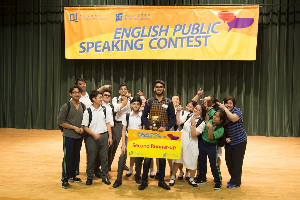 一眾地利亞修女紀念學校（協和）師生在台上與季軍得獎者Vaghani Darsh同學分享得獎喜悅。