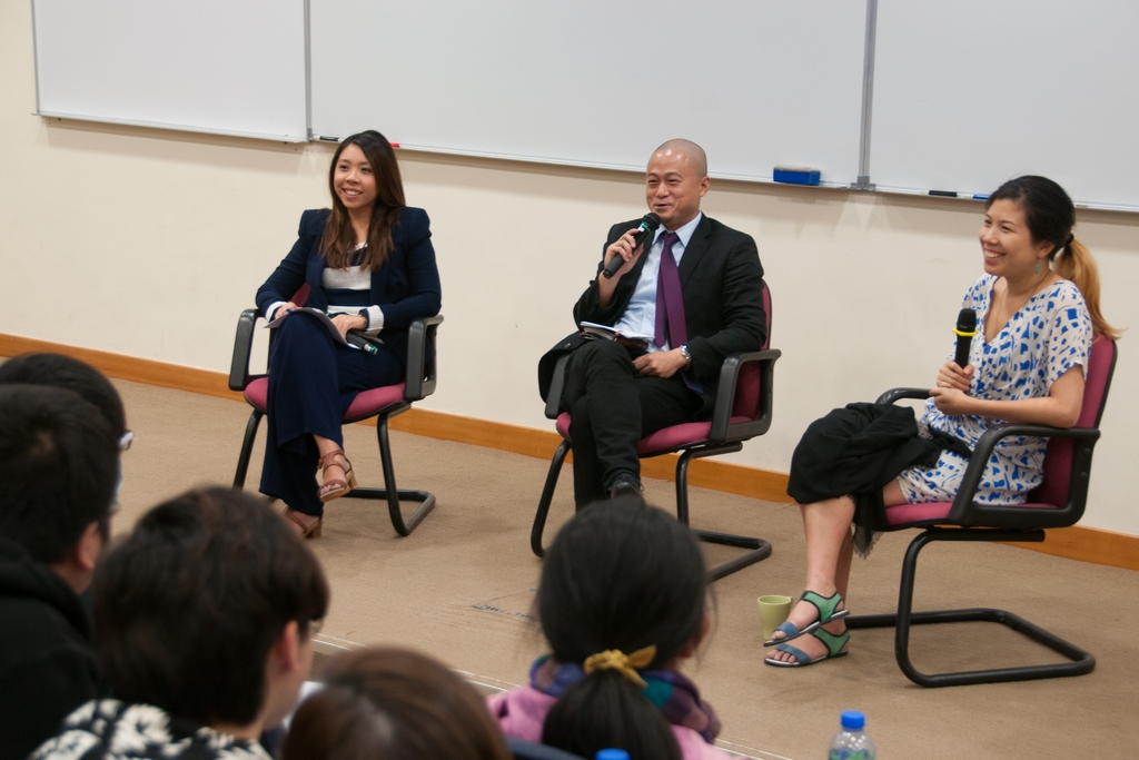 An intellectually and aesthetically stimulating discussion with the audience with Ms. Ysabelle Cheung (right), moderated by Ms. Sandy Chan (left) and Mr. Dickson Cheung (middle), Lecturers of English in the Division of Arts and Languages. 