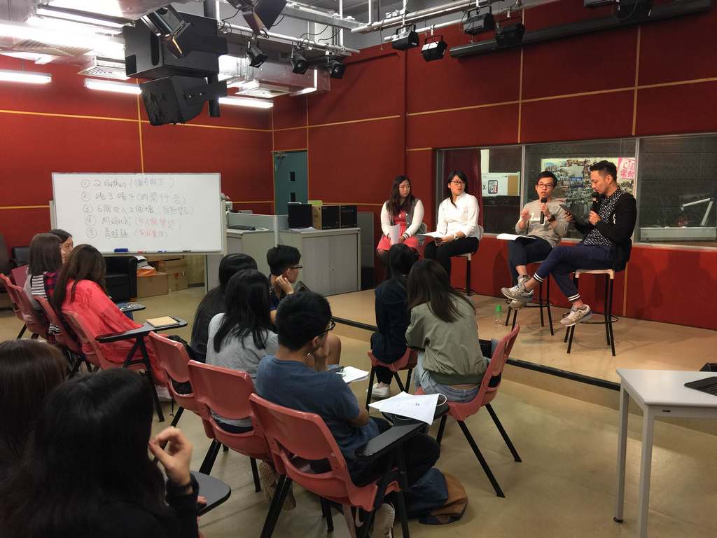 修读「广播实验室」的同学透过校友分享，了解广播媒体的工作现况。