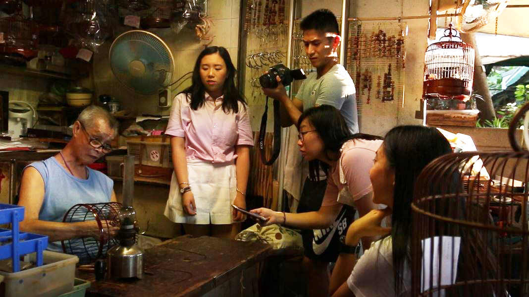 同学拍摄传统手工鸟笼制作过程。