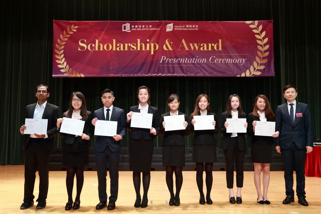 國際學院總監劉信信博士（右）向同學頒發獎學金與獎項，予以鼓勵。