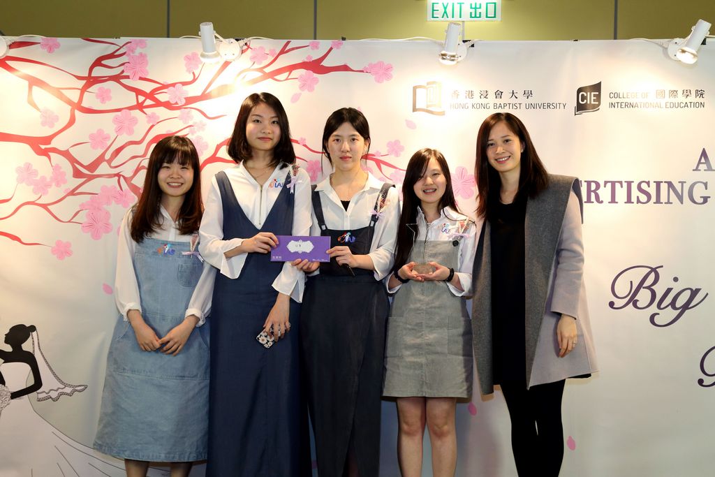 拉斐特董事葉靄璇小姐（右一）頒發獎品予冠軍隊伍「LAB」。