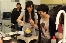 同学有机会于华工实验室内参与实验，学习理论与实践并重。