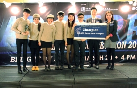 索尼香港市场传讯部高级经理吴若谷小姐（右一）、浸大国际学院总监刘信信博士（右二）颁奖予冠军队伍「Bon Appetit」。