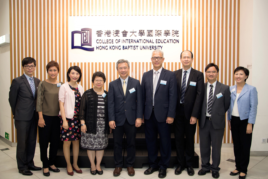 浸大国际学院管理层与香港中文中学联会一众执行委员合照。