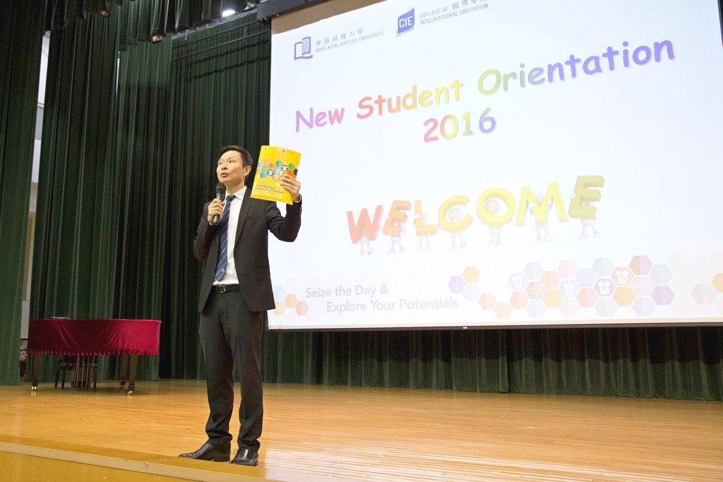 国际学院总监刘信信博士欢迎同学加入浸大的大家庭，并勉励同学好好管理时间，善用学院的学习资源。