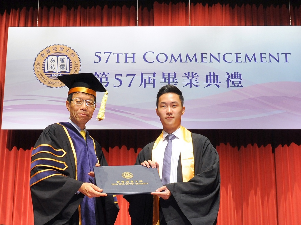 浸大副校长（教与学）周伟立博士（左）于第57届毕业典礼上向副学士毕业同学颁授证书。