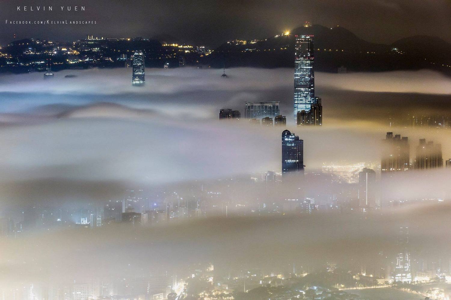 〈在梦中的一夜〉入选「佳作」名单，香港摩天大楼在浓雾中探头昂首，犹如海市蜃楼般的仙境。