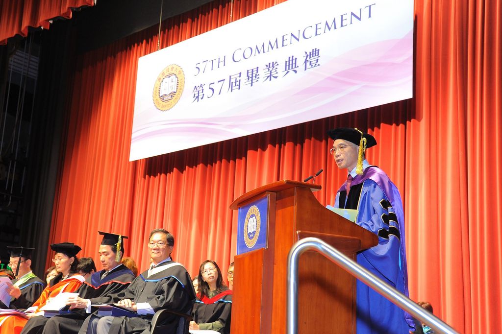 浸大持续教育学院院长苏伟文教授向副学士毕业同学致辞，祝愿一众同学前程锦绣。