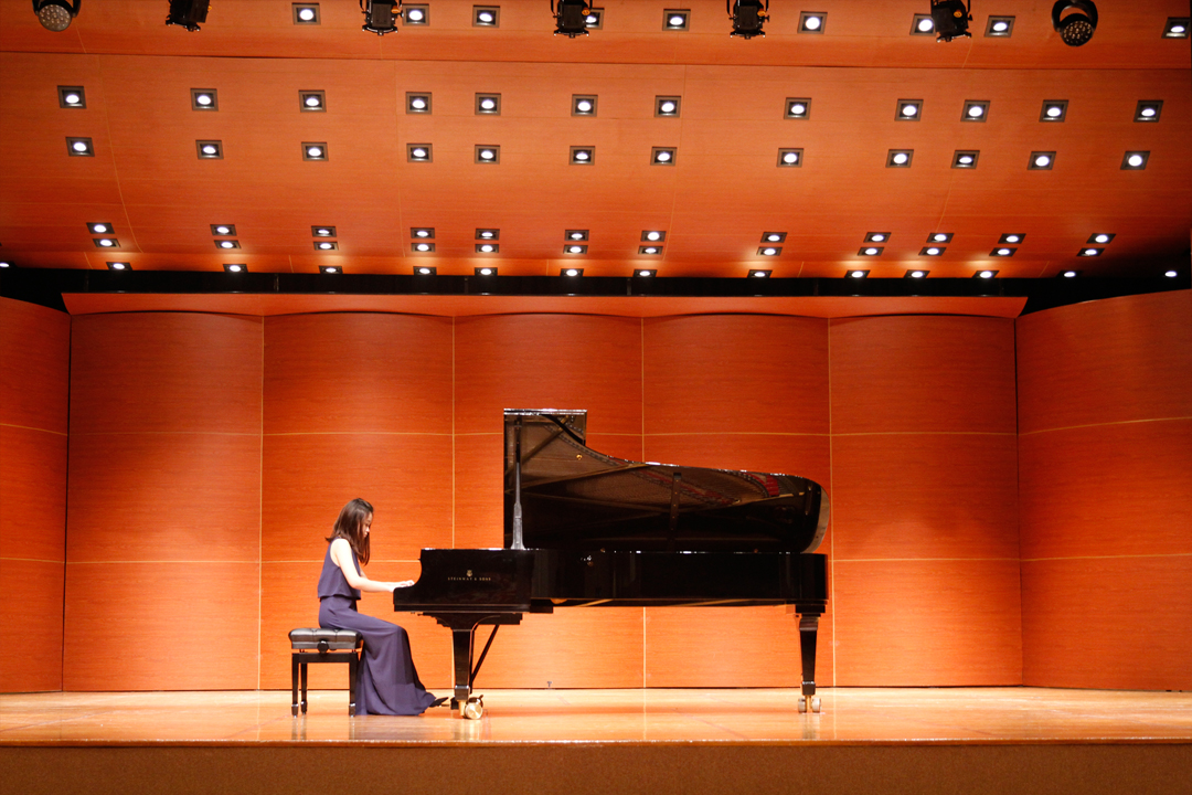 同學流暢地演繹普朗克《三首鋼琴小品》中的展技曲。