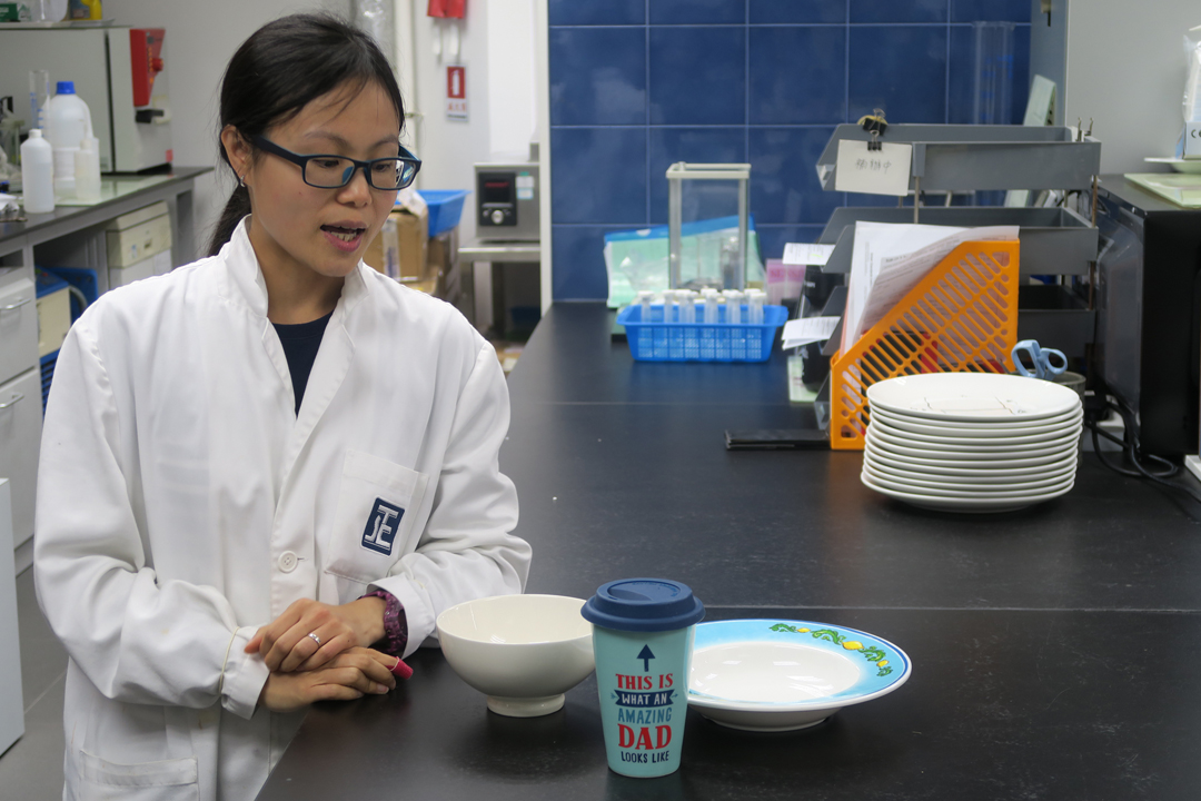 實驗室人員為同學仔細講解食品接觸材料測試的操作程序。