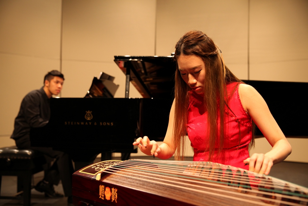 是次音乐会演出亦包含中乐元素，同学古筝独奏《秦土情》、钢琴伴奏。