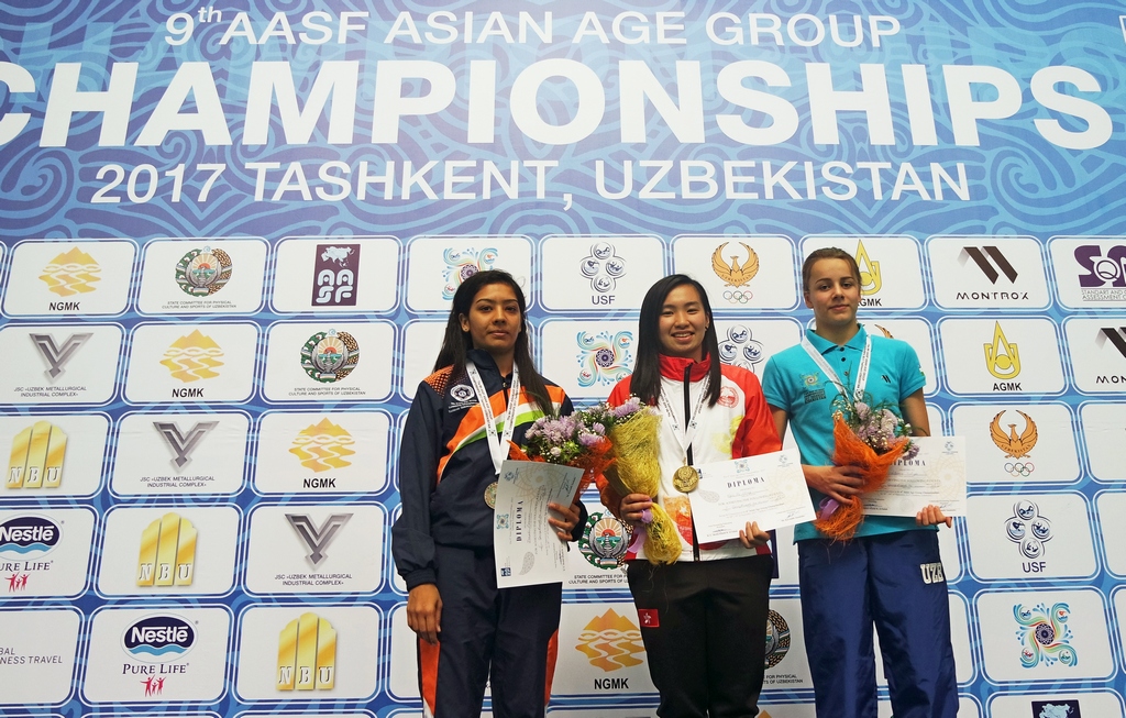 魏可颖（中）获得第9届「亚洲分龄游泳锦标赛」女子公开组1米及3米跳板金牌。