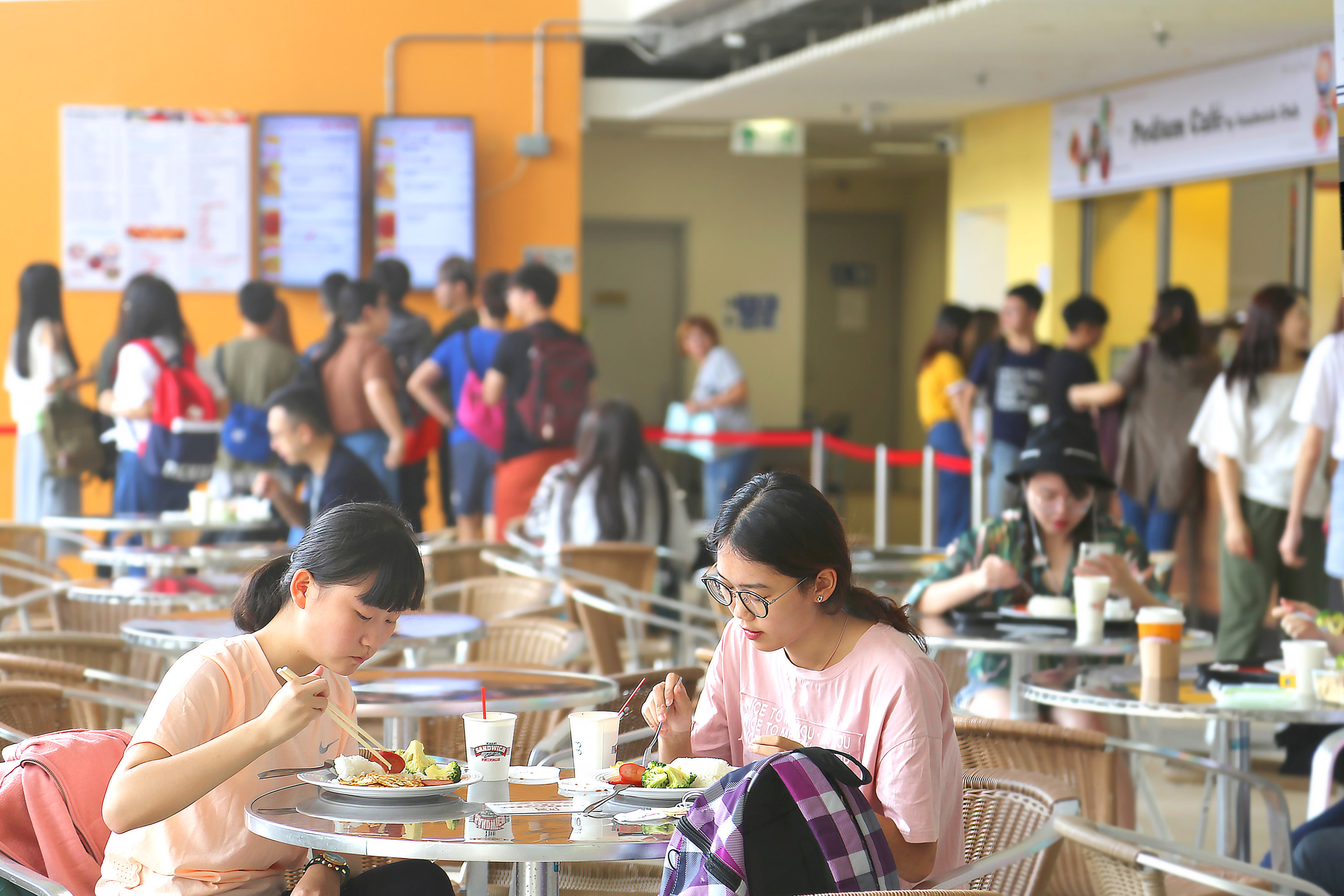 學院於「平台咖啡閣」側提供桌子及椅子予同學方便用膳。