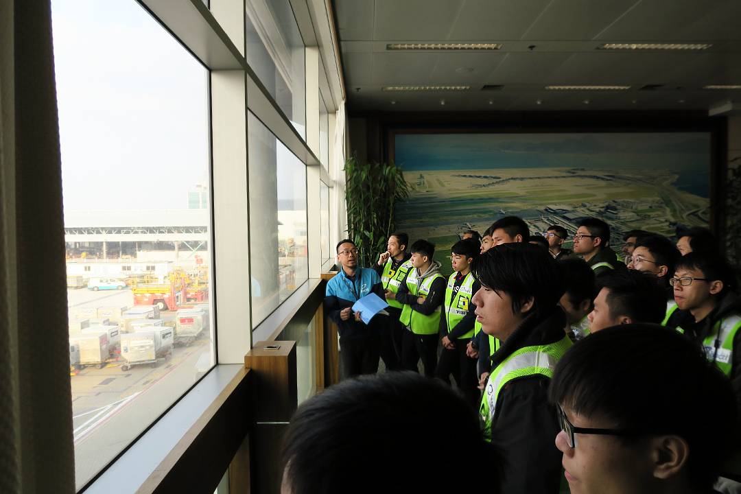 香港空運貨站高級企業傳訊主任彭義峻先生為同學介紹「超級一號貨站」的貨件處理設施及日常運作程序。