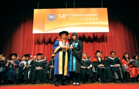 浸大持续教育学院院长黄志汉博士颁发「学业成绩奖」给同学。