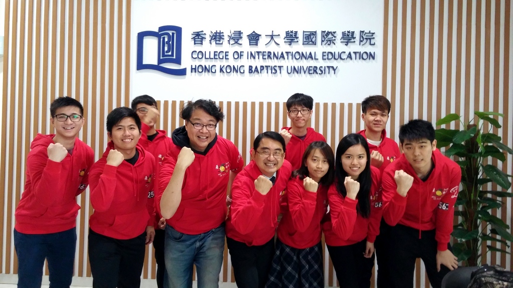 业界伙伴香港信息科技商会会长黄岳永先生（前排左三）建议同学：「年青人创业，应先考虑其业务是否社会所需，脚踏实地一步步发展，才有稳健基础。」