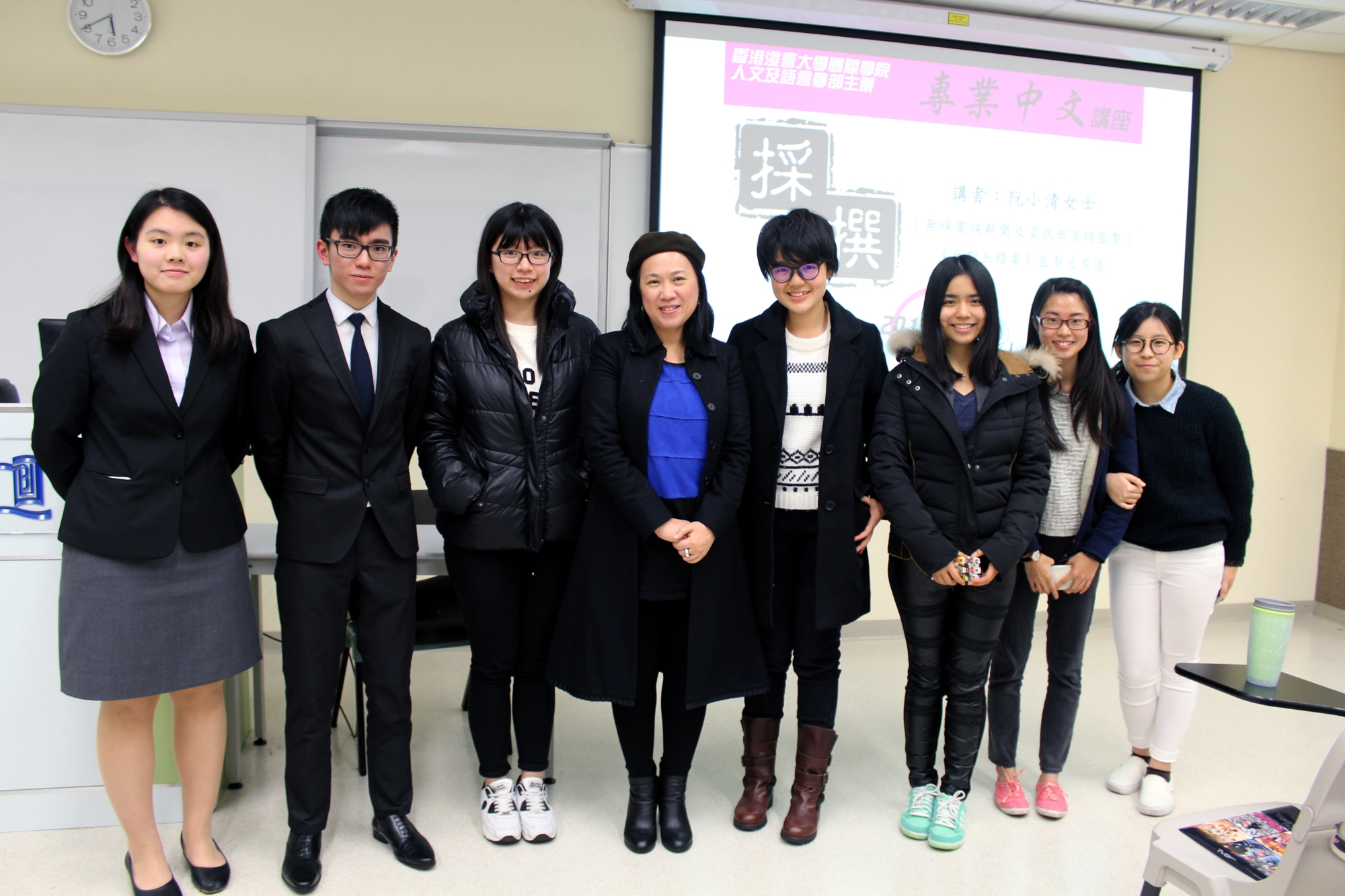 阮小清女士（左四）與學生司儀陳凱瑩同學（左一）、黃凱宏同學（左二）及CIE同學合照留念。