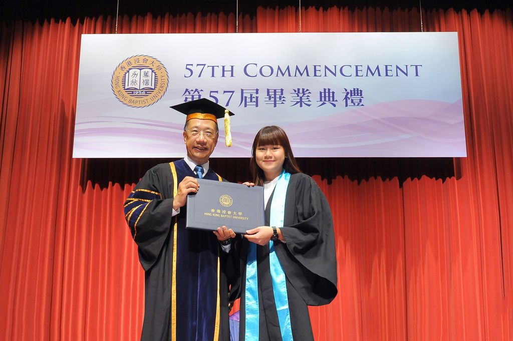 浸大行政副校長暨秘書長李兆銓先生（左）於第57屆畢業典禮上向副學士畢業同學頒授證書。