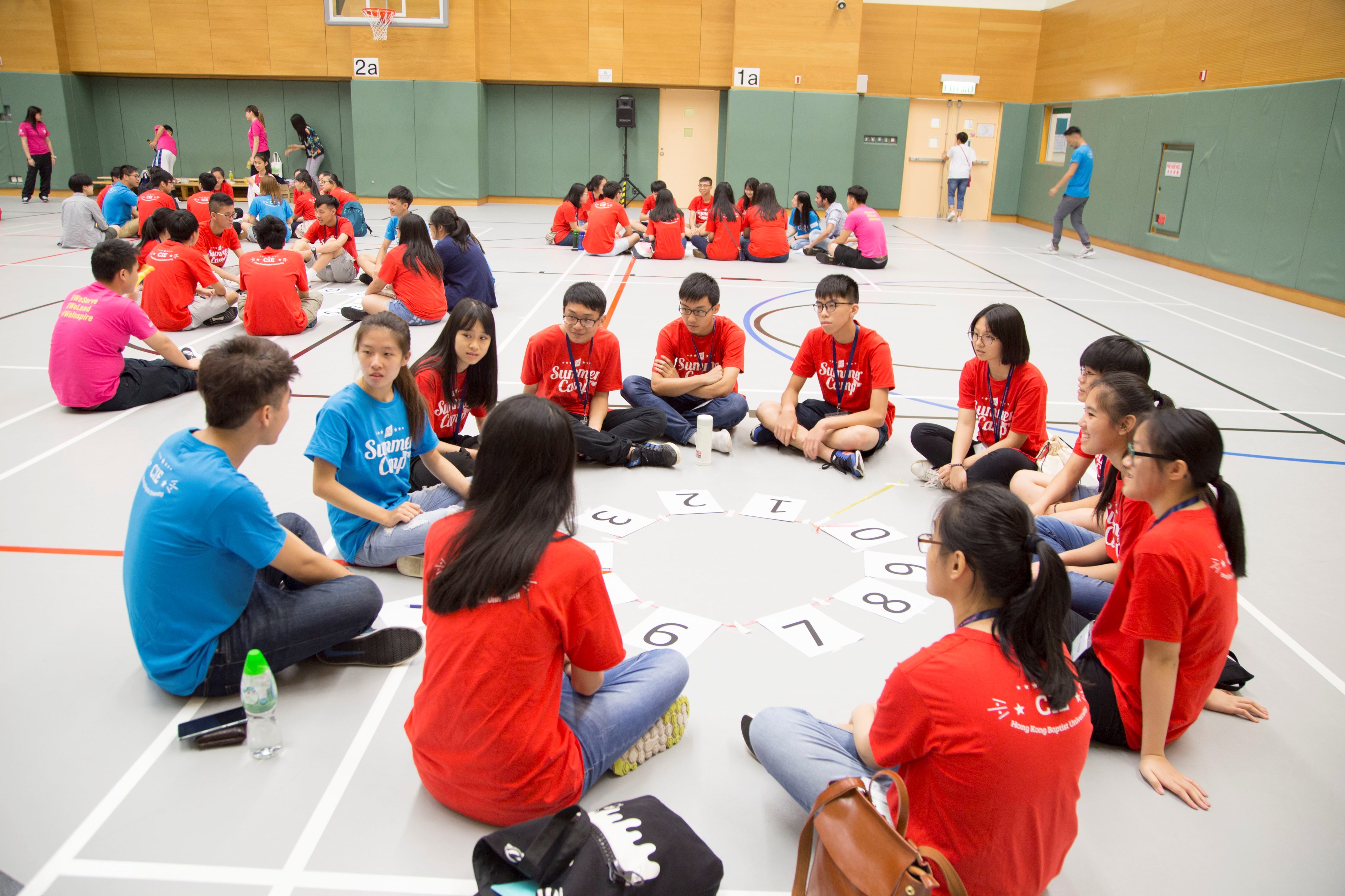 同学投入参与集体游戏，发挥团队协作精神。