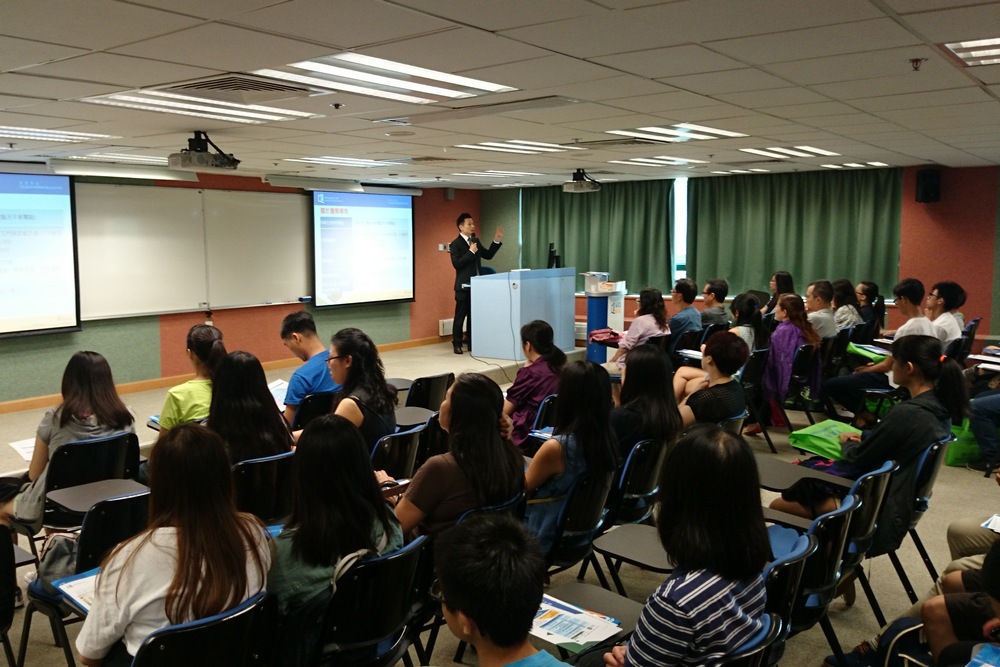国际学院总监刘信信博士为学生及家长讲解另一升读大学途径。