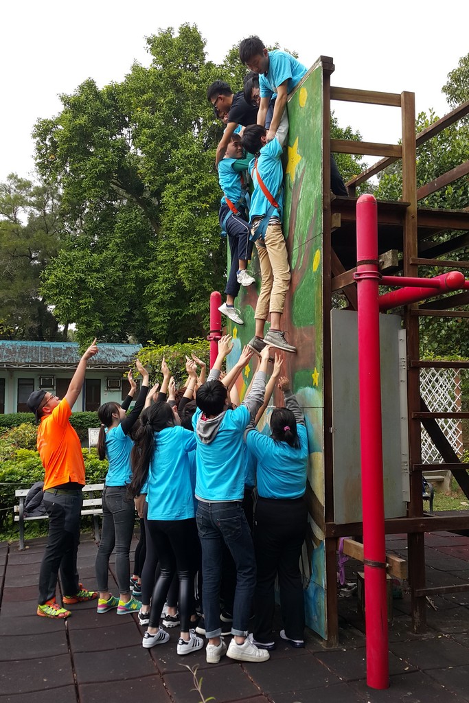 Every participant needs to climb up a 4-meter wall barehanded by using well planned strategy and excellent cooperation. Finally, they all make it!