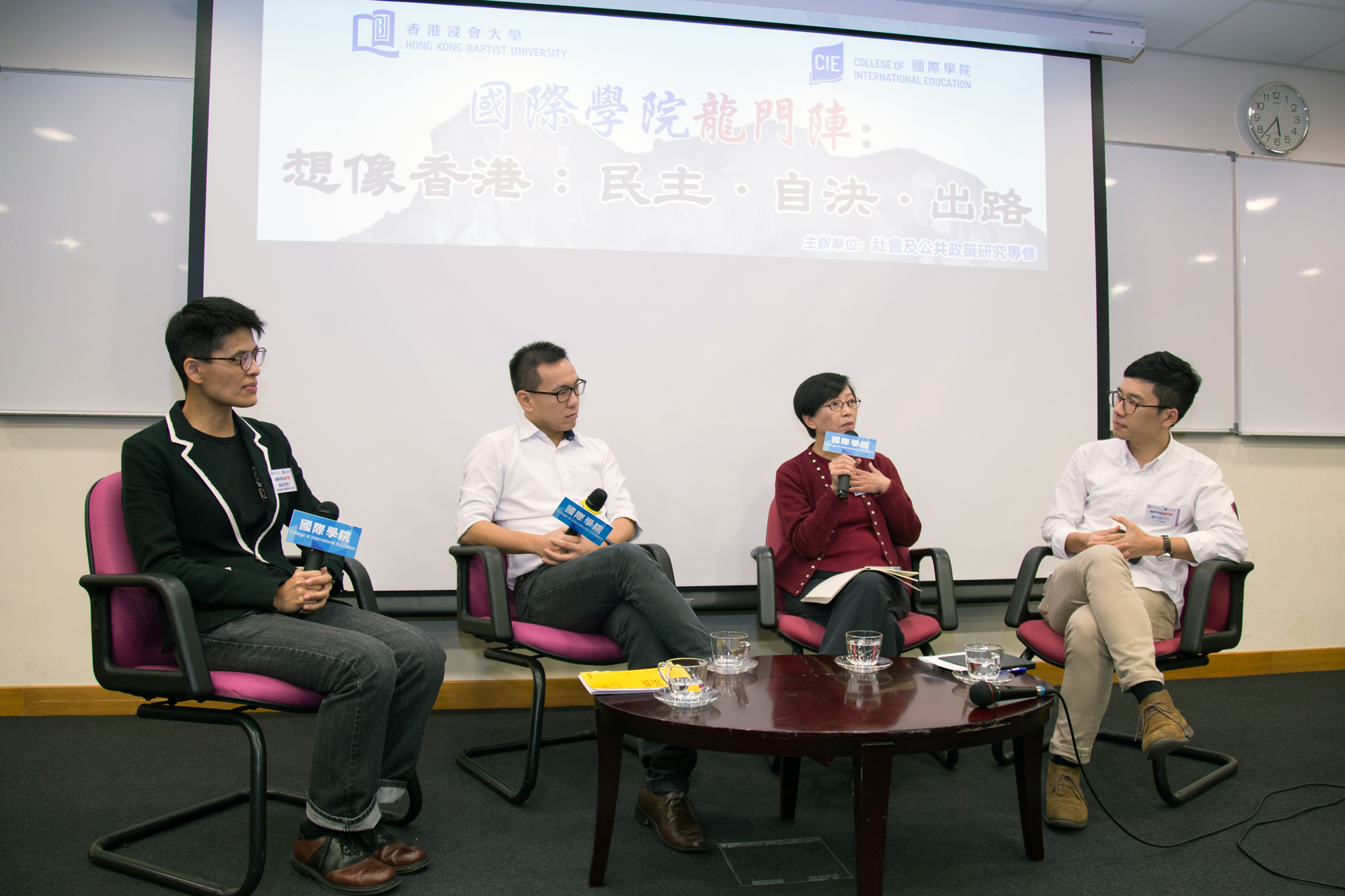 （由左二起）麥嘉晉先生、何秀蘭女士及羅冠聰議員就香港政治發展的議題互相交流意見。