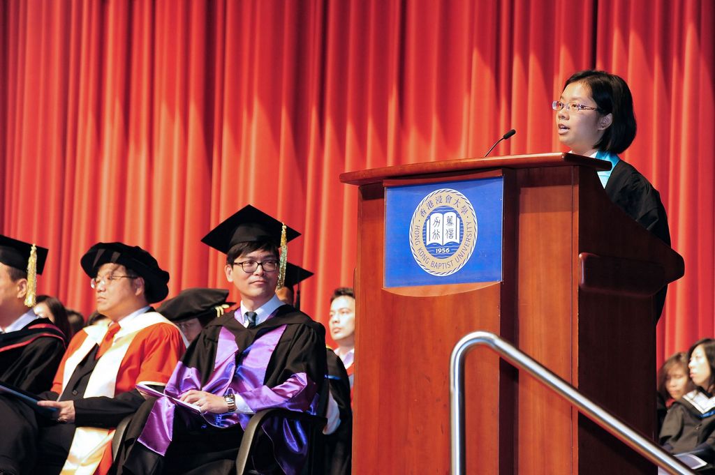 修畢專業中文文學副學士課程的吳愷恩代表畢業生致辭，細數兩年大學生活的難忘點滴。