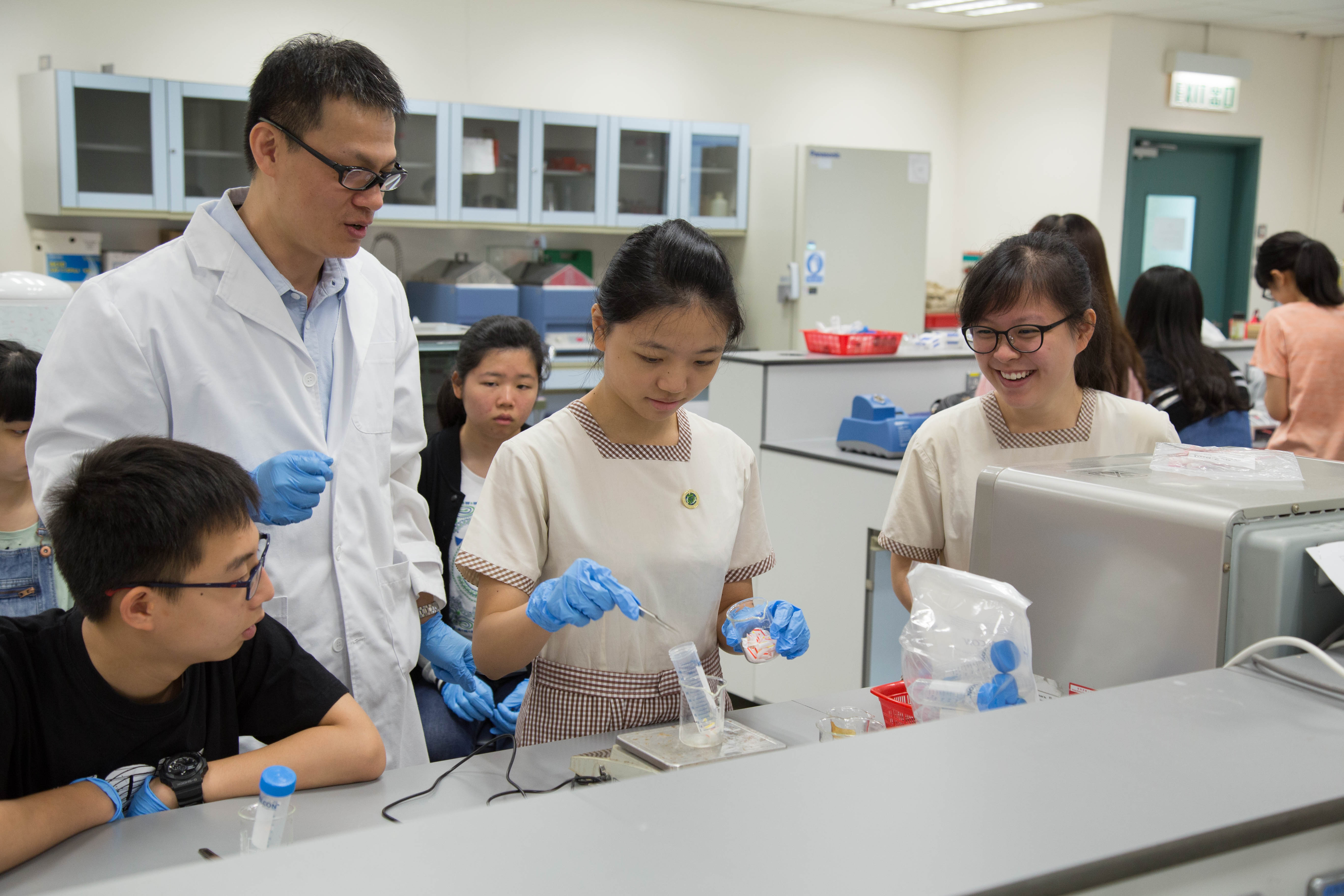 同學有機會走進實驗室進行塑化劑檢測，豐富學習經歷。