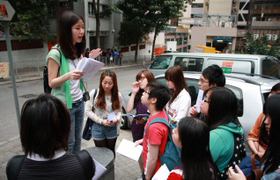 由修讀專業中文副學士課程二年級同學擔任導賞員， 為同學講解文人筆下的摩囉街