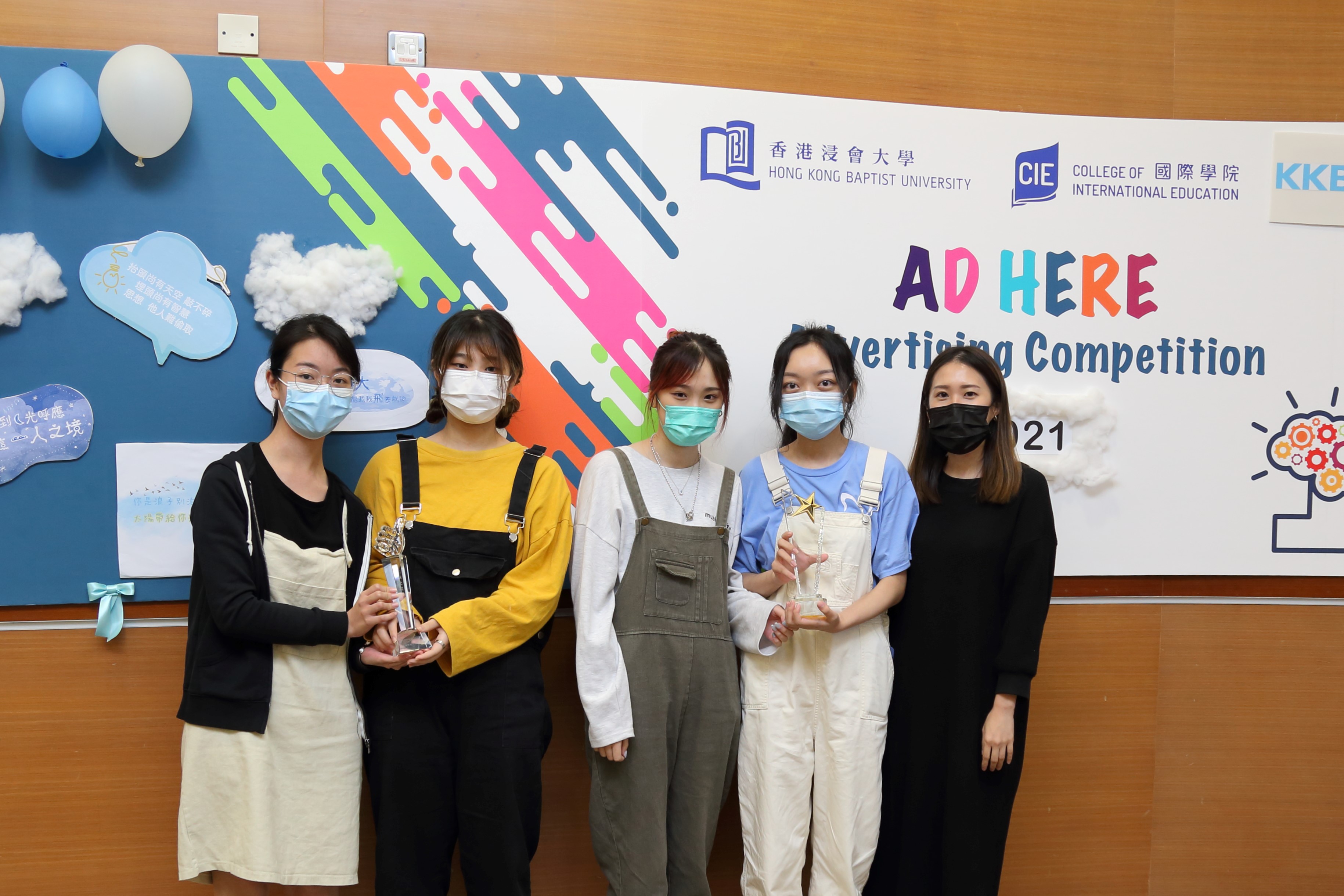 KKBOX助理市場經理梁佩瑩小姐（右一）頒發金獎及IG網上紅爆大獎予4yoUth隊伍。