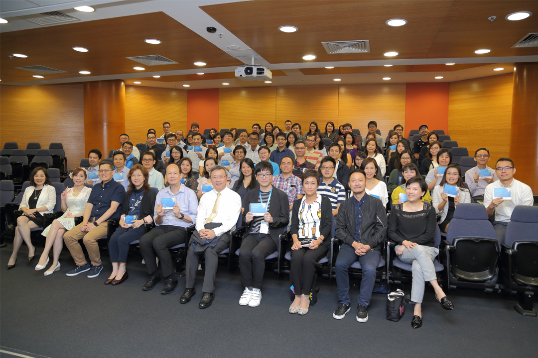 28位國際學院講師獲頒「教學成就院長嘉許」狀，與鍾志杰教授及一眾管理層合照。
