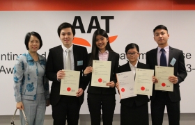 商学部讲师王慧芬(左一)与国际学院参赛同学一起分享获奖的喜悦。