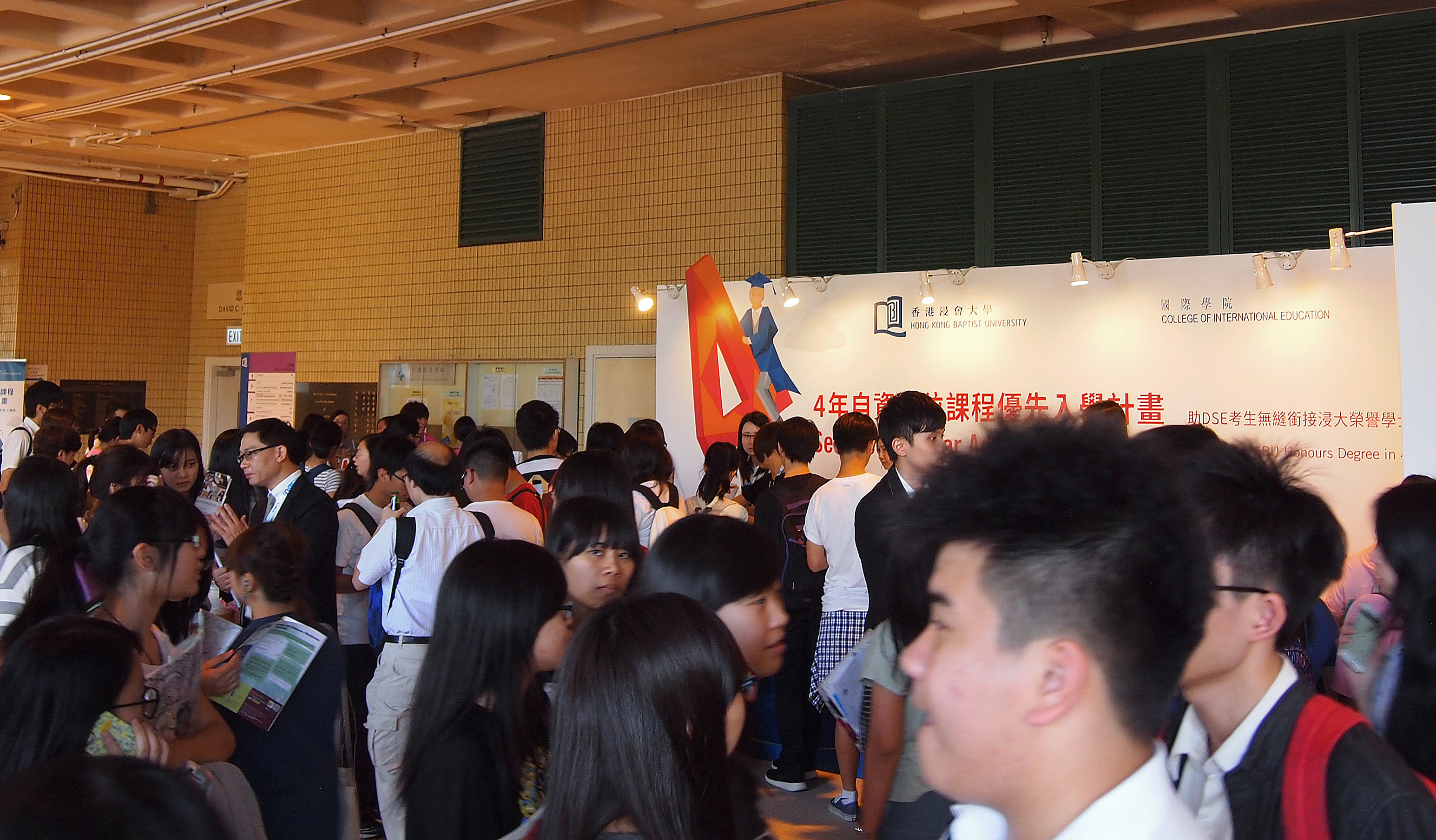 課程展覽攤位設於九龍塘校園李作權大道，查詢者眾，反應熱烈。