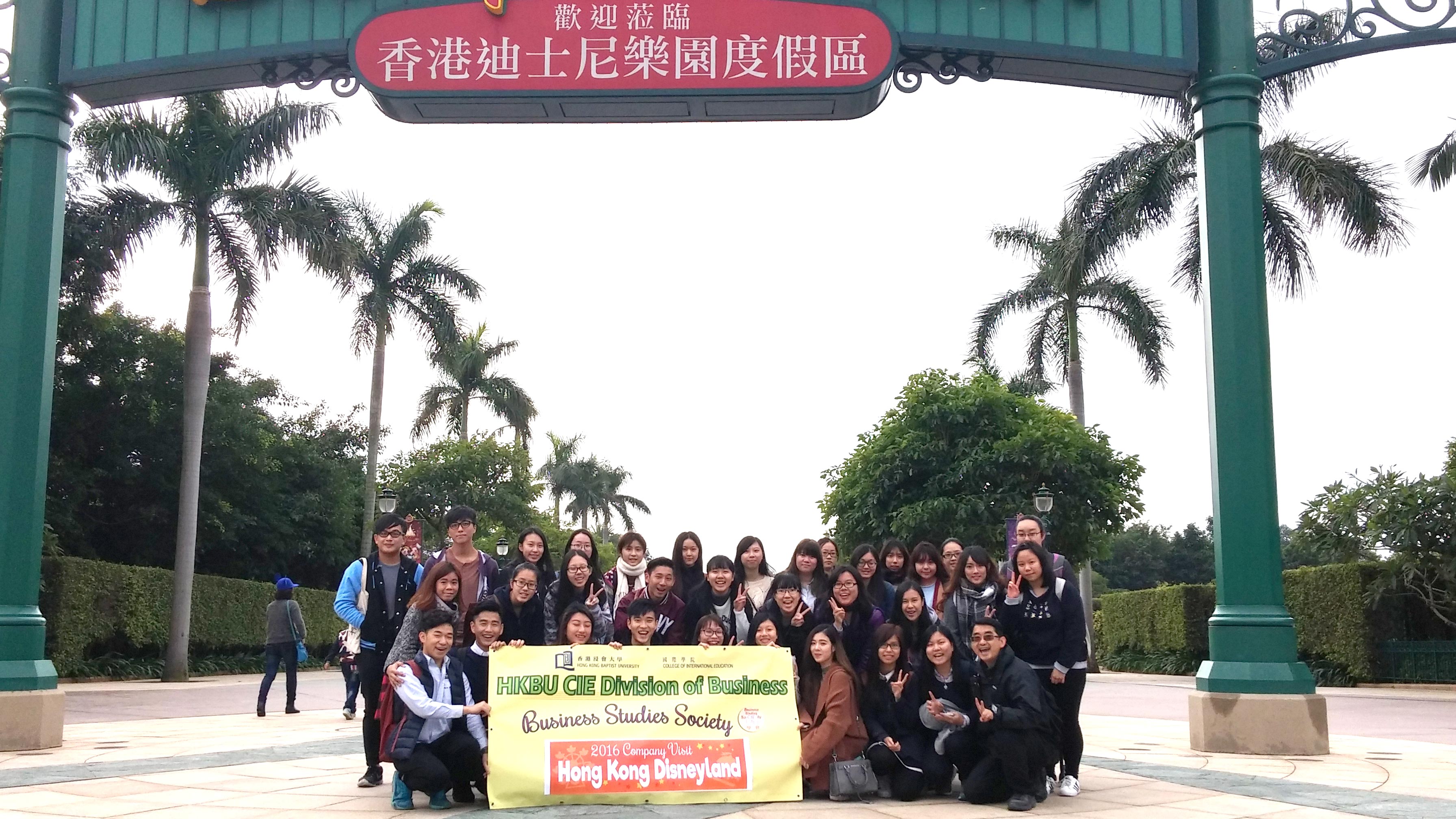 國際學院講師徐志強博士與商學會的同學參觀香港迪士尼樂園後台的預備工作。
