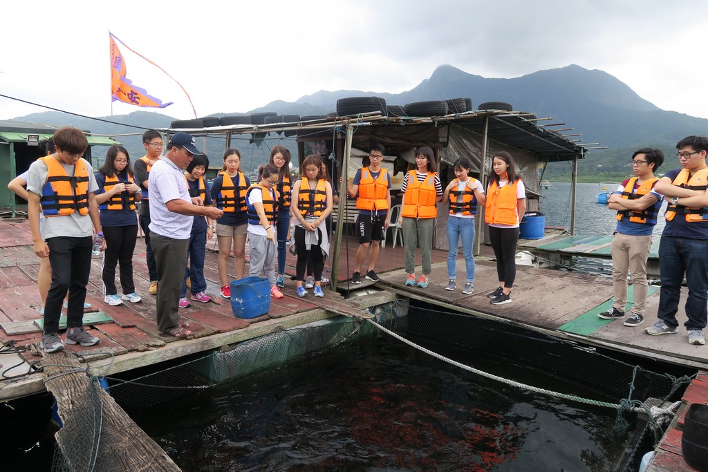 Local fishermen, Mr. Ho, explained to students the fish farming techniques and management to achieve sustainable development.