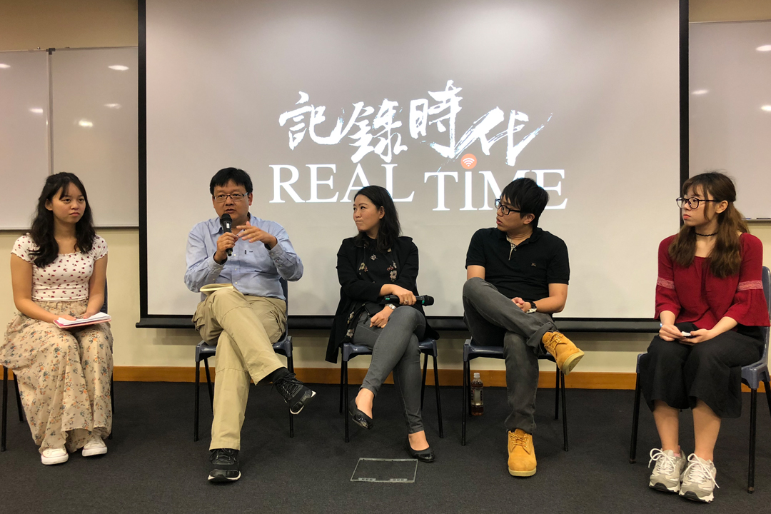 端传媒总编辑李志德先生（左二）、香港树仁大学新闻与传播学系副主任李家文博士（中）、及「是敢的创作室有限公司」监制冼浩贤先生（右二）与同学分享对网媒生态之看法。