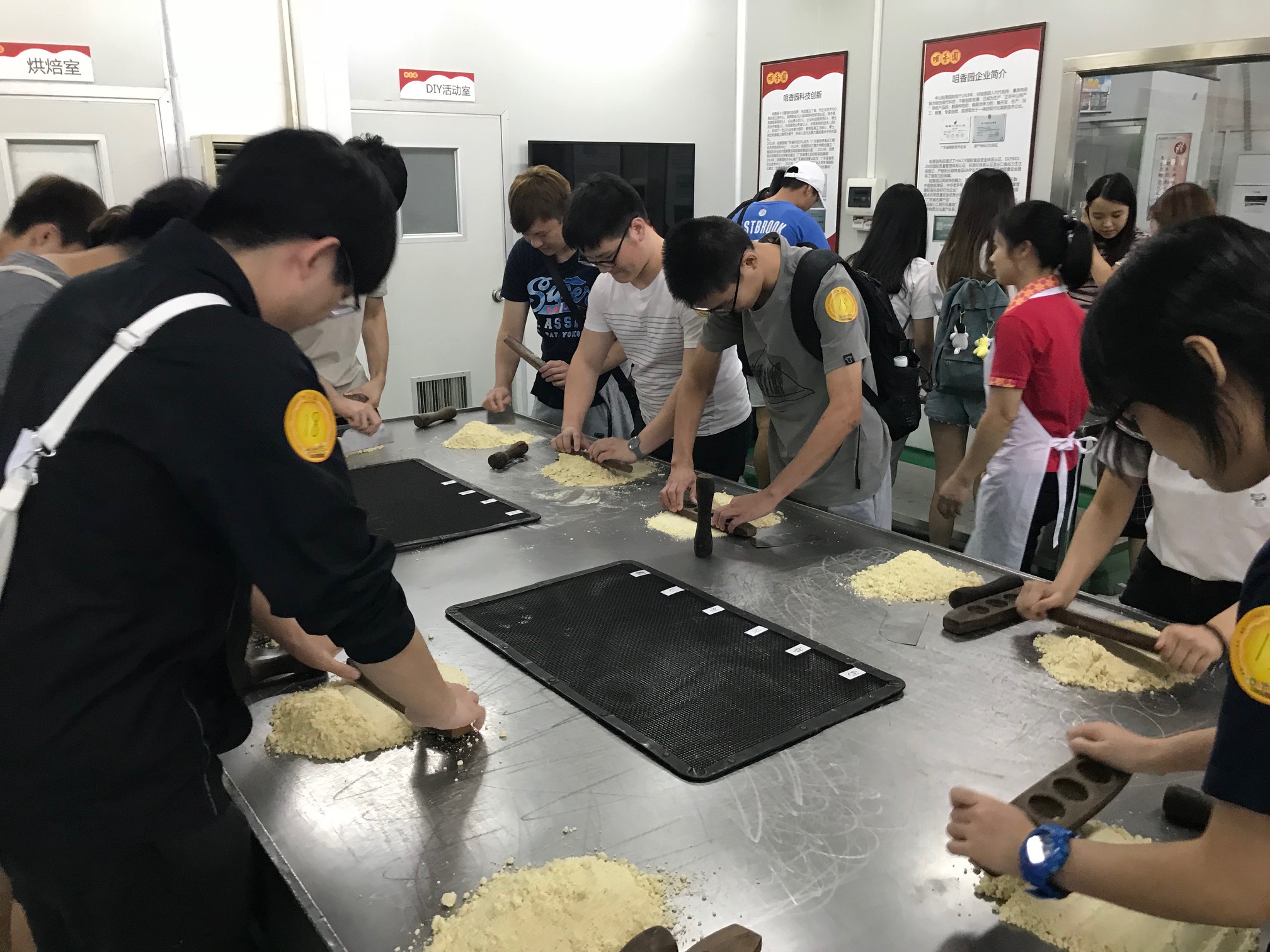 食品廠安排同學親自製作杏仁餅，讓他們了解食品質素及安全之間如何取得平衡。