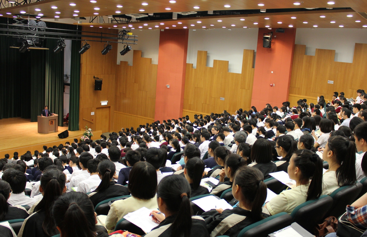 超过630多名国际学院及高中师生参与，全场座无虚席，参加者均非常专注和投入。
