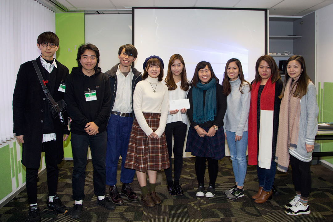 雀巢香港有限公司品牌经理焦盈蔚女士（右一）颁奖予夺得冠军的队伍。