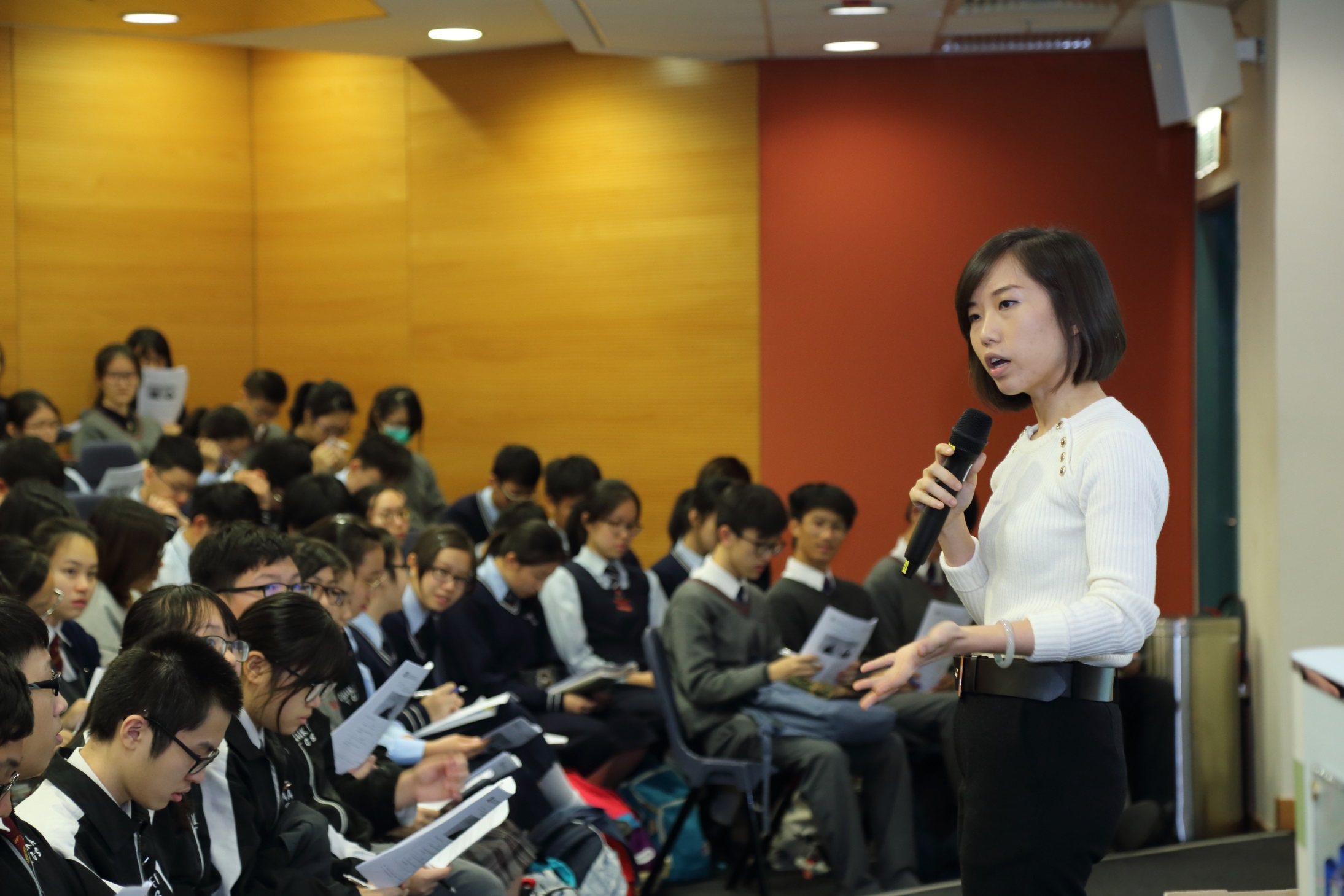 国际学院连系社区为400多名中学生提供英语训练