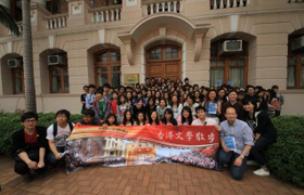 逾百位師生參與活動，並於香港大學陸佑堂前留影