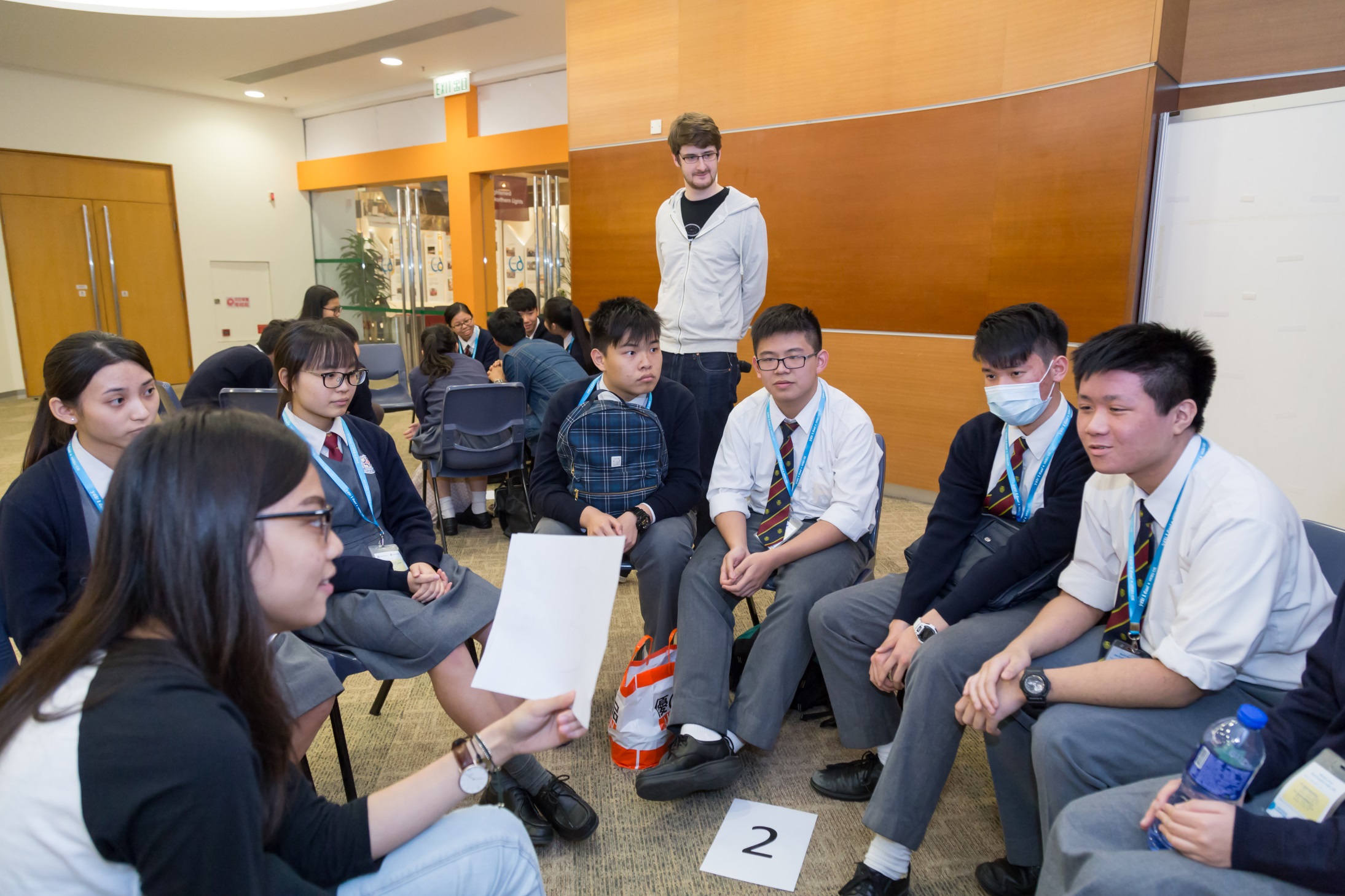 国际学院同学于English Corner活动与中学生轻松交流。