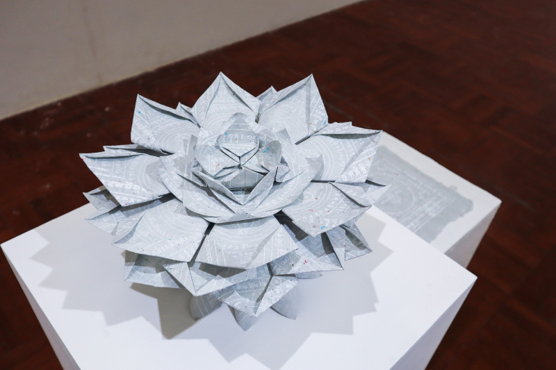 Wong Siu Hin’s artwork entitled “Ah Ah Sha Sa Ma Ha” was awarded the Best Exhibitor Award. She collected dust and papermaking assignments from her home and folded them into the Lotus of Liberation Mantra, hoping to purify the human minds by understanding the “six dusts” and “six roots” in Buddhist thoughts. 