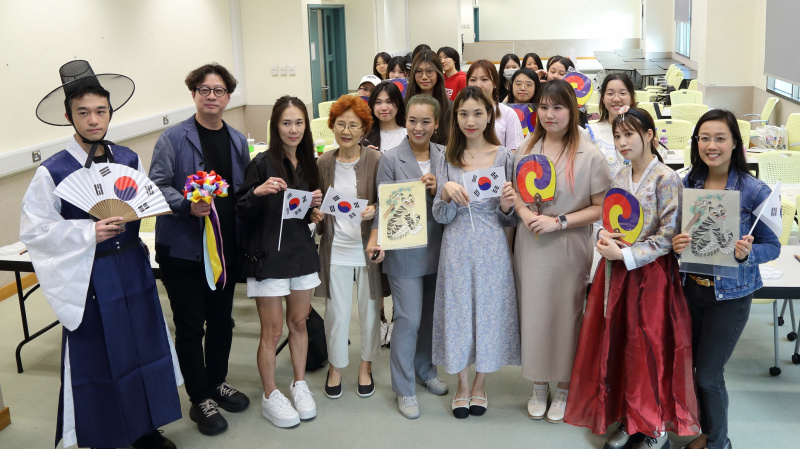 韓國民間藝術導師教授同學繪畫充滿韓國特色的傳統民俗畫。在活動中， 同學們了解到韓國民間藝術的特色及繪畫技巧，並創作出屬於自己的韓式民畫。