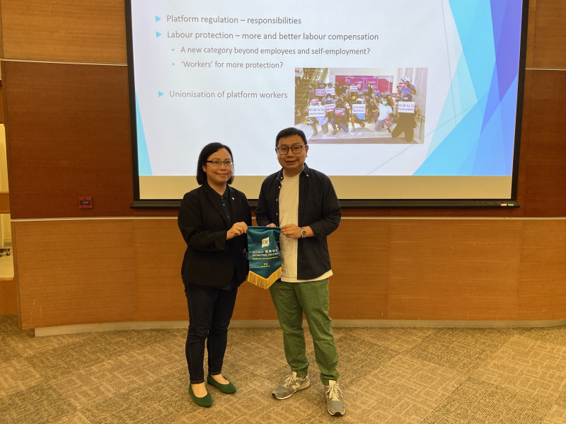 「社會學與數碼社會」副學士專修學術統籌主任江少萍博士代表致送紀念品予歐陽達初博士。